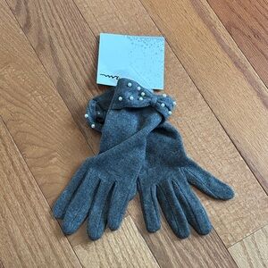 Elegant Gray Women's Gloves with Pearl Accents